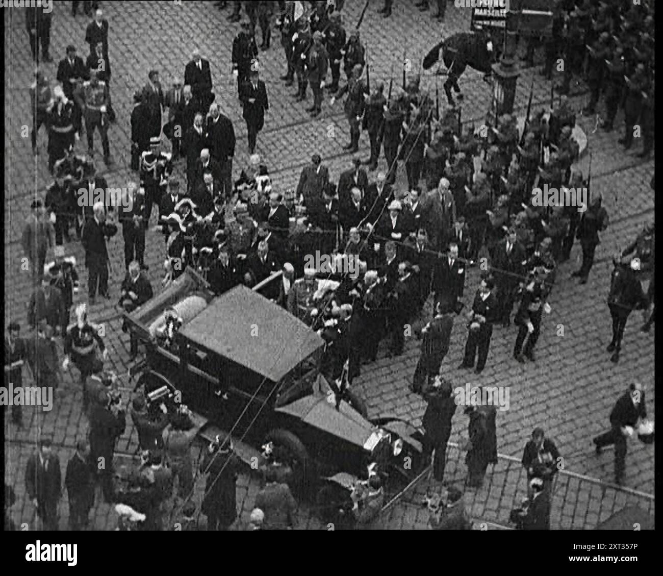 Alexandre Ier, sa Majesté le Roi de Yougoslavie entrant dans une voiture, entouré d'une foule, 1934. De "Time to Remember - The Powers That Were", années 1930 (bobine 1) ; un documentaire sur diverses figures importantes des années 1930 Banque D'Images