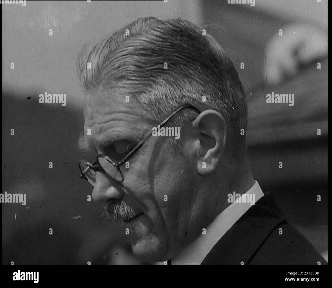 Franz von Papen prononçant un discours à un rassemblement de la jeunesse hitlérienne, années 1930 De "Time to Remember - The Powers That Were", années 1930 (Reel 3) ; un documentaire sur diverses figures importantes des années 1930 Banque D'Images