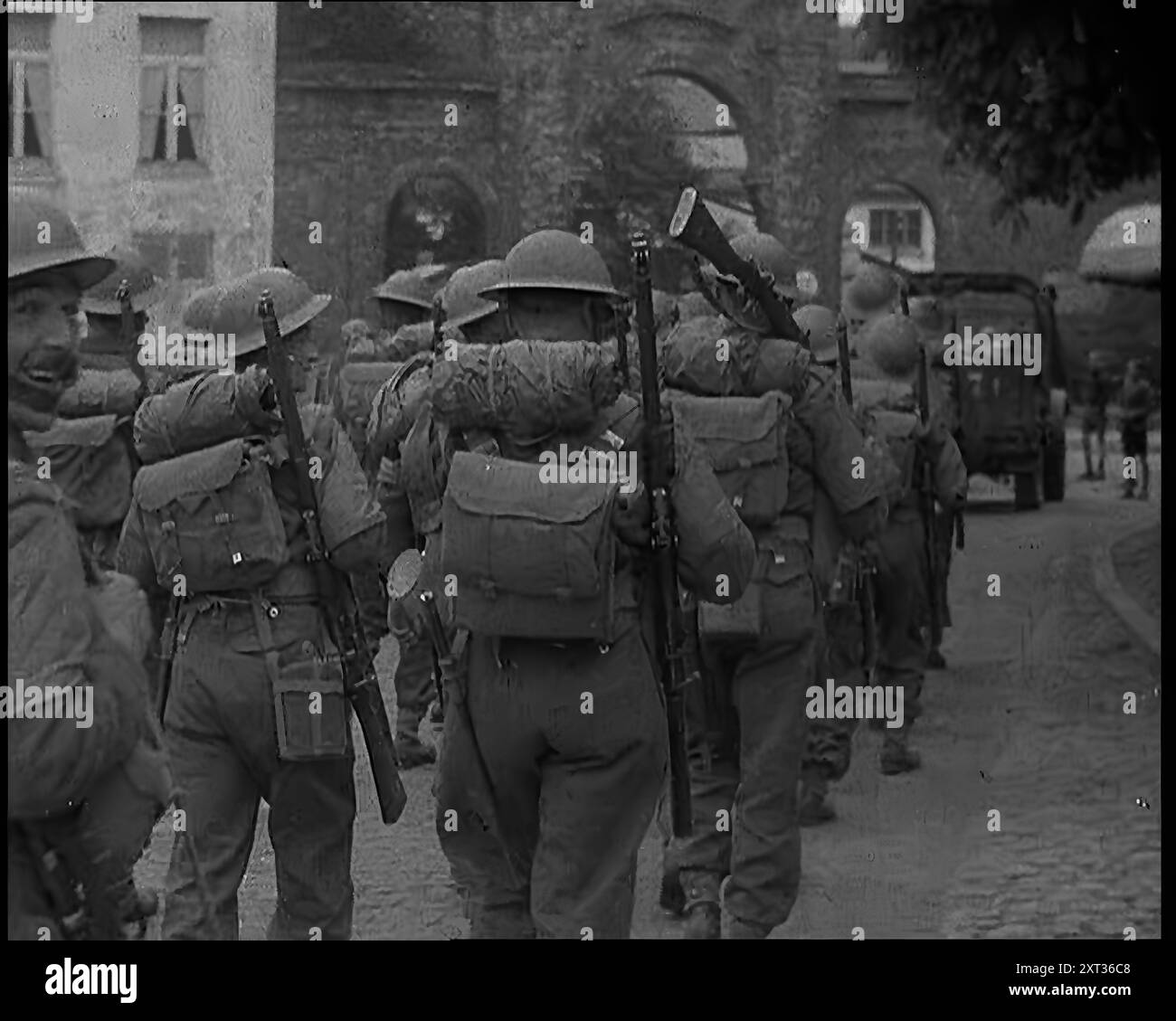 Soldats britanniques marchant dans une ville française, 1940. Seconde Guerre mondiale. Tiré de "Time to Remember - Run Rabbit Run", 1940 ( bobine 1) ; film documentaire sur les événements des premiers mois de 1940. Banque D'Images
