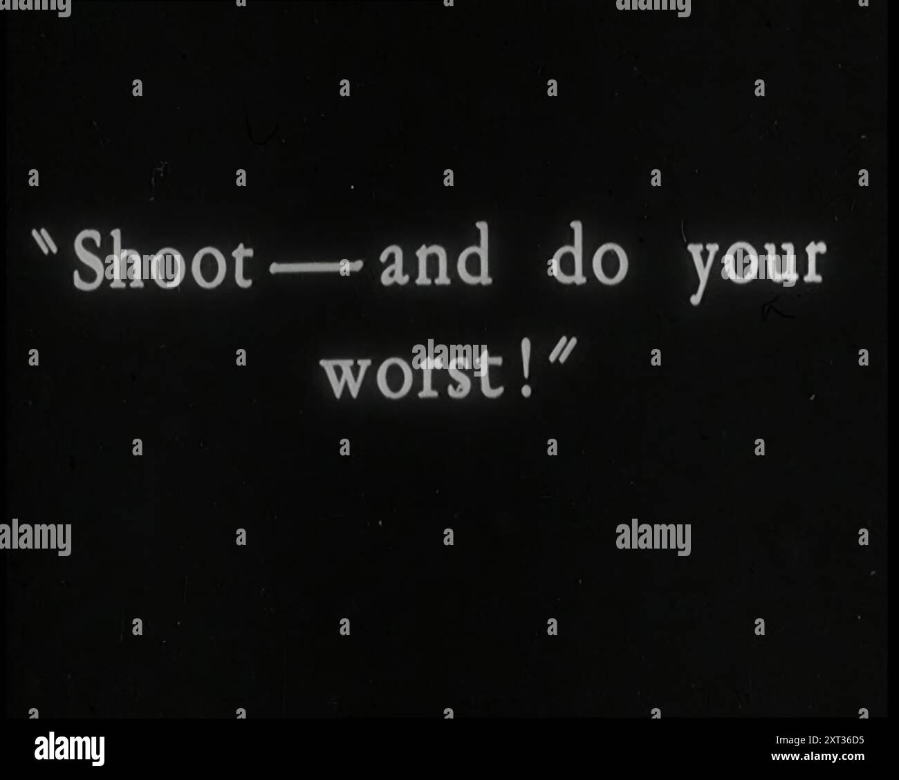 "Shoot - and Do Your Worst" - carte-titre du film muet, années 1920 '...le manque de son a donné un avantage au réalisateur silencieux - il pourrait, si besoin était, condenser l'ensemble du concours, une agonie de l'humanité, en un sous-titre bref et succinct'. The White Sheik (1928), également connu sous le nom de King's Mate, est un film d'aventure muet britannique réalisé par Harley Knoles et mettant en vedette Lillian Hall-Davis, Jameson Thomas et Warwick Ward. De "Time to Remember - came the Dawn", 1925 (bobine 1) ; aperçu de l'industrie cinématographique britannique des années 1920 - extraits de grands films muets et de nouvelles. Banque D'Images