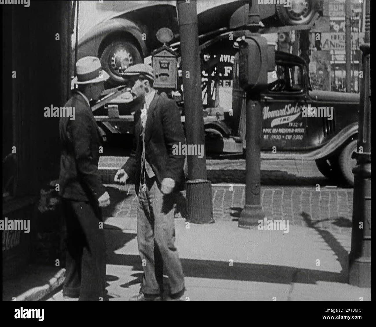 Civil masculin arrêtant les gens dans la rue peut-être mendier ou peut-être demander un emploi, 1932. ÉTATS-UNIS. "Sous les pinacles [de la richesse]... une armée de millions de personnes inactives. Près de 1 sur 4 de toute la population active à la recherche d'un emploi. Pour ces pas de revendications pour des salaires plus élevés, juste des plaidoiries pour n'importe quel type de travail. Mais il n'y avait pas de travail pour l'avoir. Souvent, à seulement un jet de pierre des pinacles, vous pouviez trouver les soi-disant maisons de ces oubliés. Sur une douzaine de fronts de mer, sur une centaine de lots de déchets, là sur des terres oubliées, les oubliés attendaient, abritant le peu de respect de soi qui restait. Un pays de limite Banque D'Images