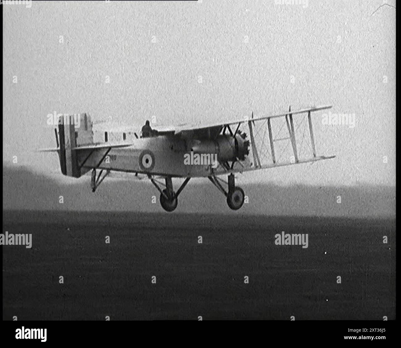 Pilote britannique mâle décollant sur un grand avion, années 1920 De "Time to Remember - Fast and Far in the Twenties", 1927 (Reel 2 - Record B) ; un regard sur l'obsession de la vitesse et du voyage à la fin des années 1920 Banque D'Images