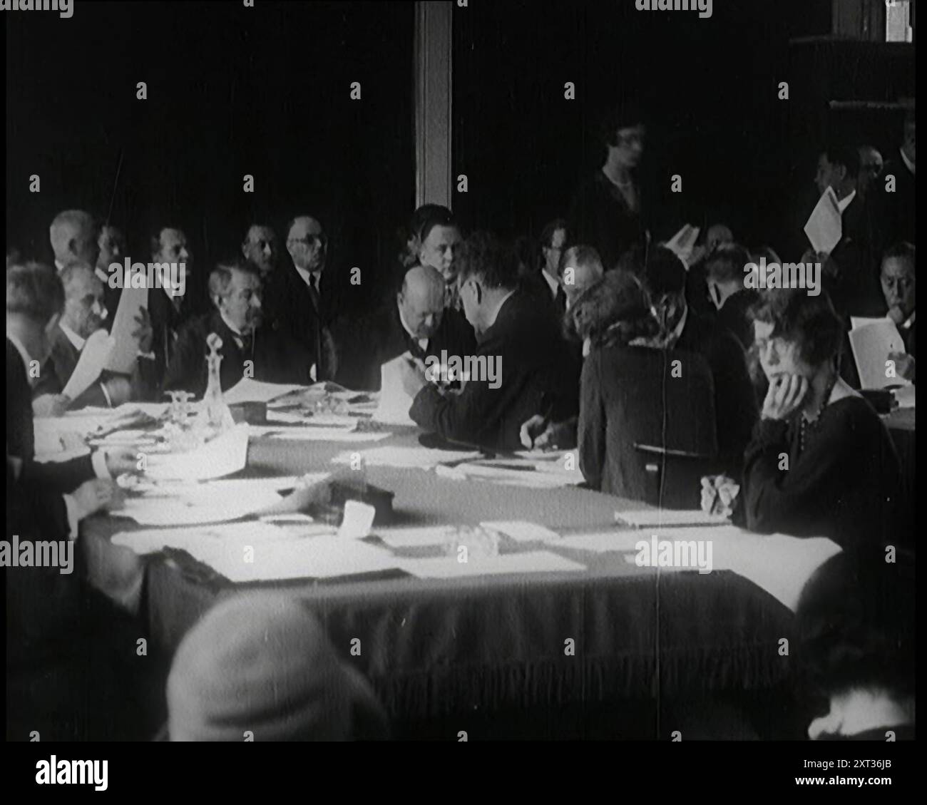 Civils suisses masculins et civils suisses féminins lors d'une réunion de la Société des Nations à Genève, dans les années 1920 "La Société des Nations à Genève, se débrouiller session après session". De "Time to Remember - came the Dawn", 1925 (Reel 2) ; aperçu de l'industrie cinématographique britannique des années 1920 - extraits de grands films muets et de nouvelles. Banque D'Images