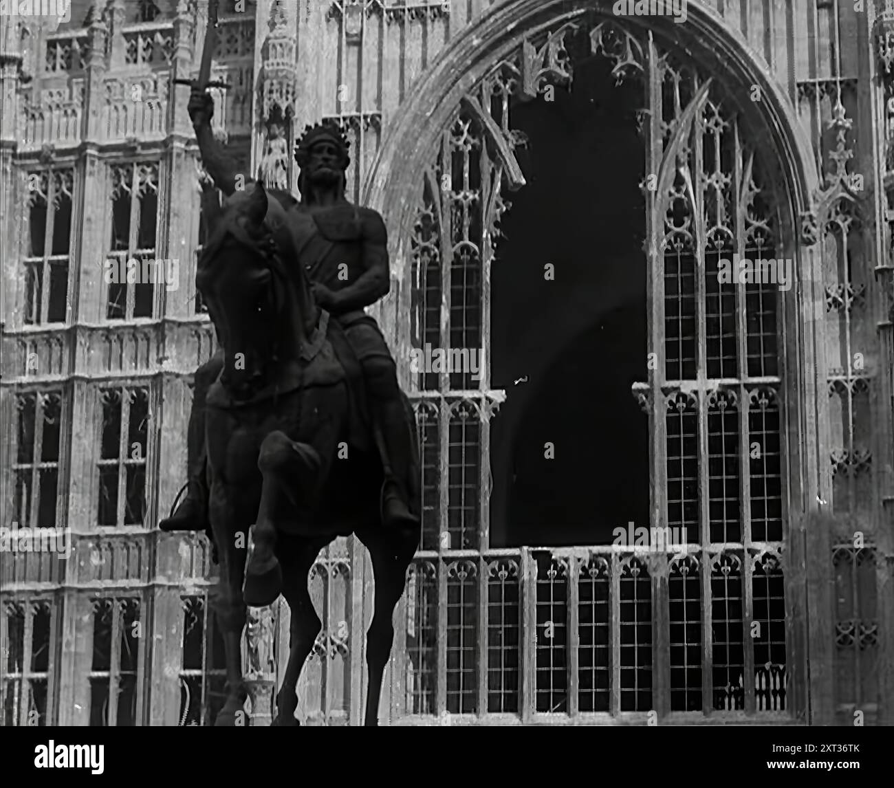 Le palais de Westminster et la statue de Richard cœur de Lion, endommagés par les bombardements allemands, Londres, 1941. La Grande-Bretagne pendant la seconde Guerre mondiale. (Bruit des sirènes de raid aérien). De "Time to Remember - Operation Barbarossa", 1941 (bobine 1) ; film documentaire sur les événements de 1941, sur le front de l'est et à Pearl Harbour. Banque D'Images