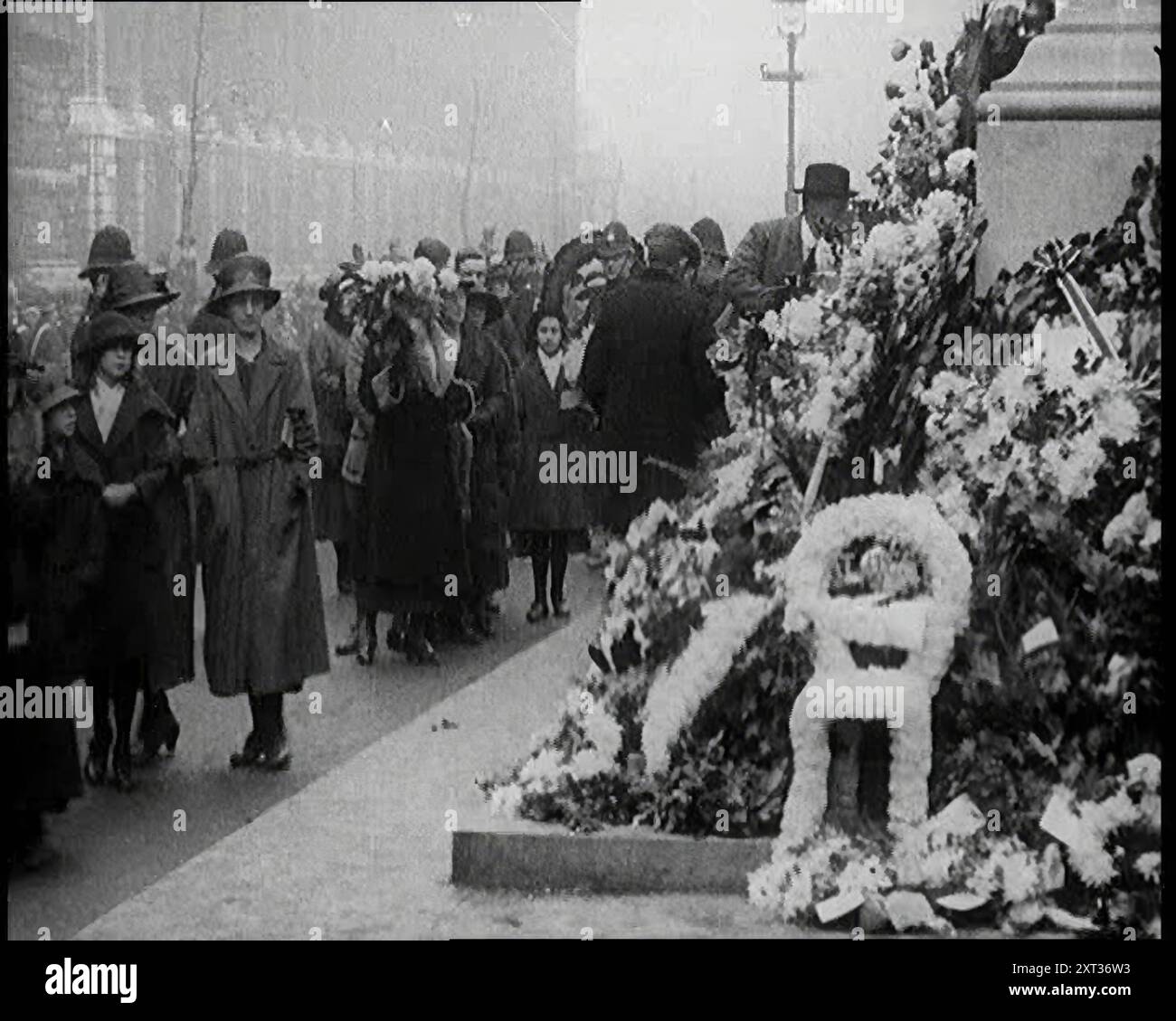 Foules de gens déposant devant le cénotaphe, années 1920 Londres - se souvenir des morts de la première Guerre mondiale. De "Time to Remember - came the Dawn", 1925 (Reel 2) ; aperçu de l'industrie cinématographique britannique des années 1920 - extraits de grands films muets et de nouvelles. Banque D'Images