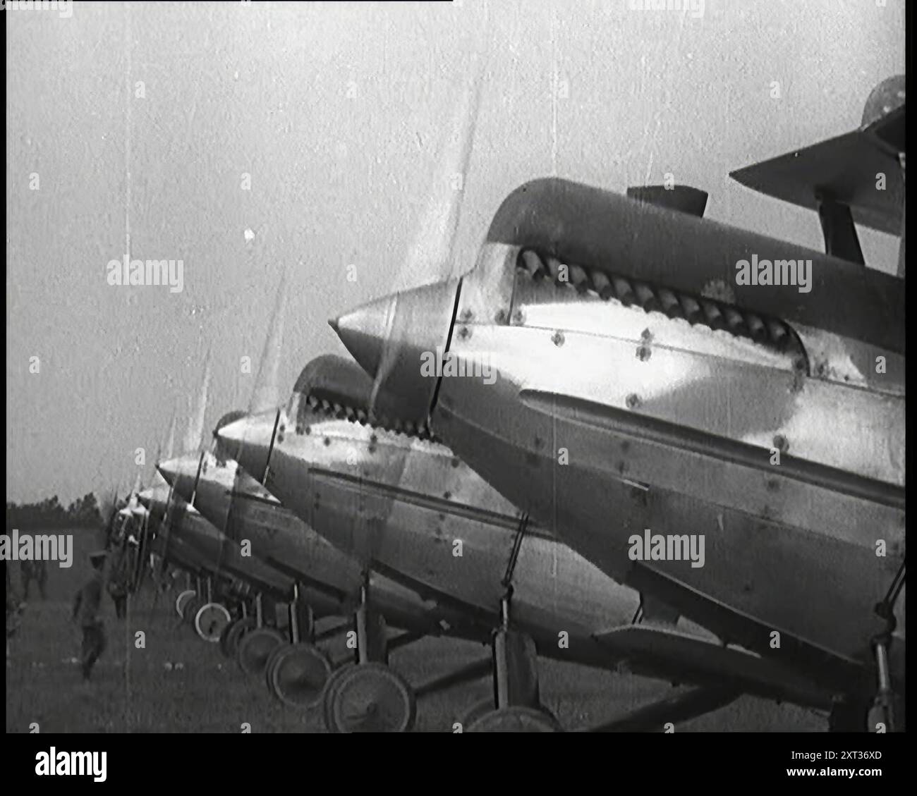 Une flotte de la Royal Air Force britannique sur le terrain, années 1920 De "Time to Remember - Fast and Far in the Twenties", 1927 (Reel 2 - Record B) ; un regard sur l'obsession de la vitesse et du voyage à la fin des années 1920 Banque D'Images