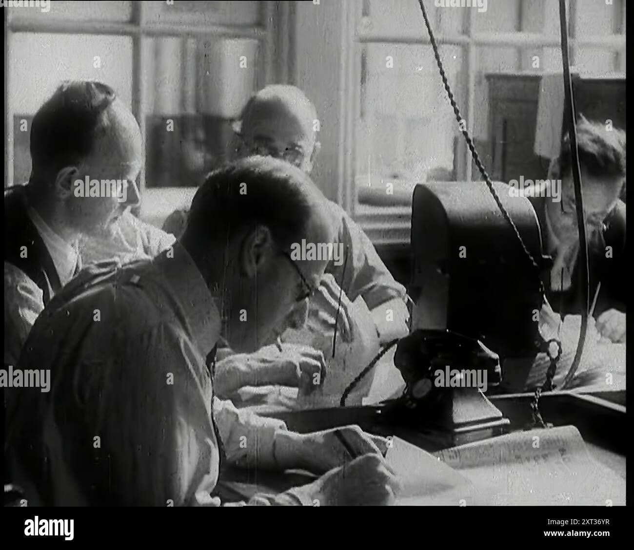Quatre journalistes britanniques assis autour d'une table couverts par des articles et des écrits, 1939. De "Time to Remember - The Reluctant Warriors", 1939 ( Reel 2) ; documentaire sur les événements de 1939 - les préparatifs pour la guerre et les hostilités éclatent. Banque D'Images