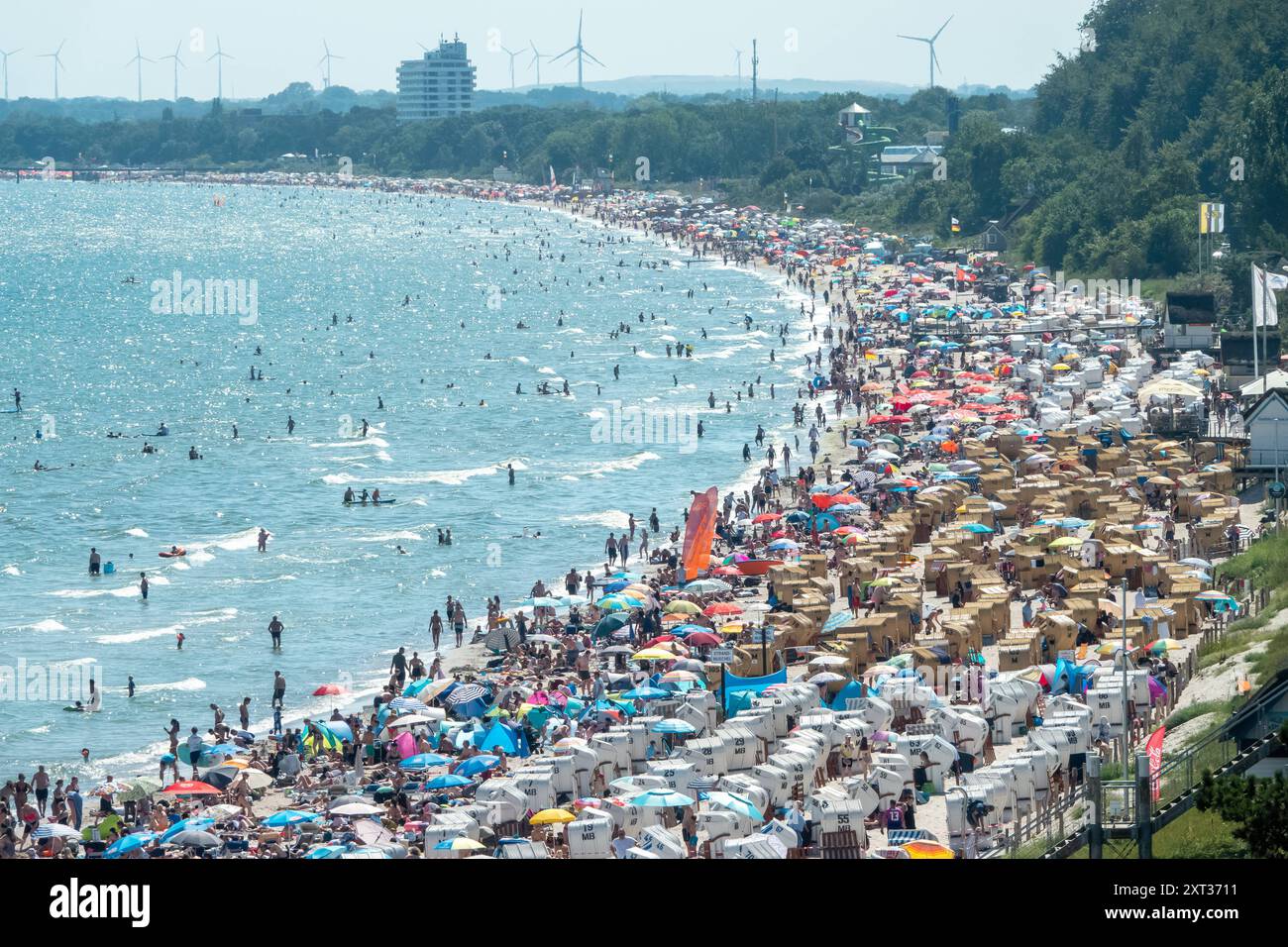 Voller Sommerstrand in Scharbeutz Das Bild zeigt einen vollen Strand in Scharbeutz an der Ostseeküste an einem sonnigen heißen Sommertag. Der Strand ist dicht besetzt mit Strandkörben, bunten Sonnenschirmen und zahlreichen Badegästen, die das warme Wetter genießen. IM Wasser tummeln sich Menschen, die schwimmen oder einfach im seichten Wasser stehen. An vielen Orten in Deutschland könnte es heute der bislang heißeste Tag des Jahres werden. Scharbeutz Schleswig-Holstein Deutschland *** plage d'été complète à Scharbeutz L'image montre une plage complète à Scharbeutz sur la côte de la mer Baltique sur un chaud Banque D'Images