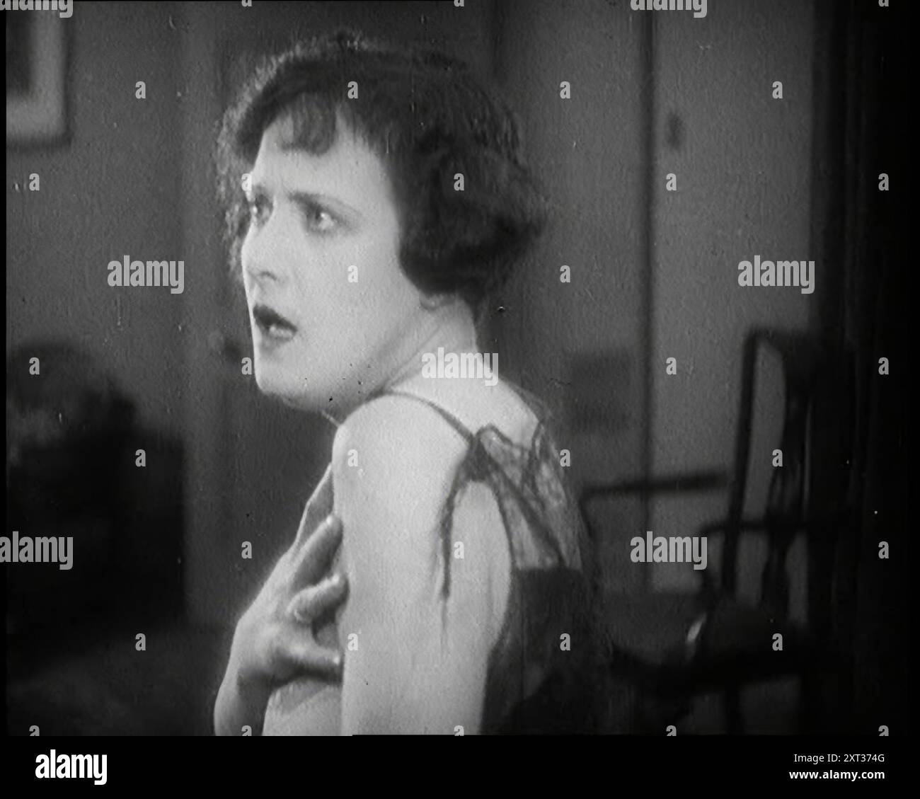 Lilian Hall-Davis dans une scène, années 1920 L'ère du film muet. De "Time to Remember - came the Dawn", 1925 (bobine 1) ; aperçu de l'industrie cinématographique britannique des années 1920 - extraits de grands films muets et de nouvelles. Banque D'Images