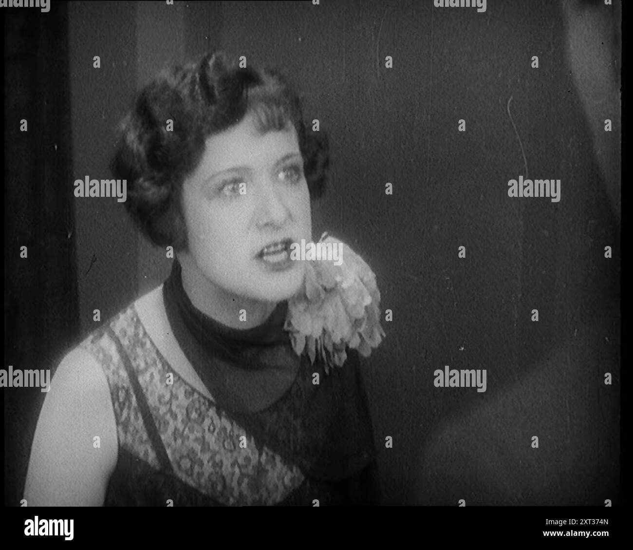 Lilian Hall-Davis dans une scène, années 1920 L'ère du film muet. De "Time to Remember - came the Dawn", 1925 (bobine 1) ; aperçu de l'industrie cinématographique britannique des années 1920 - extraits de grands films muets et de nouvelles. Banque D'Images