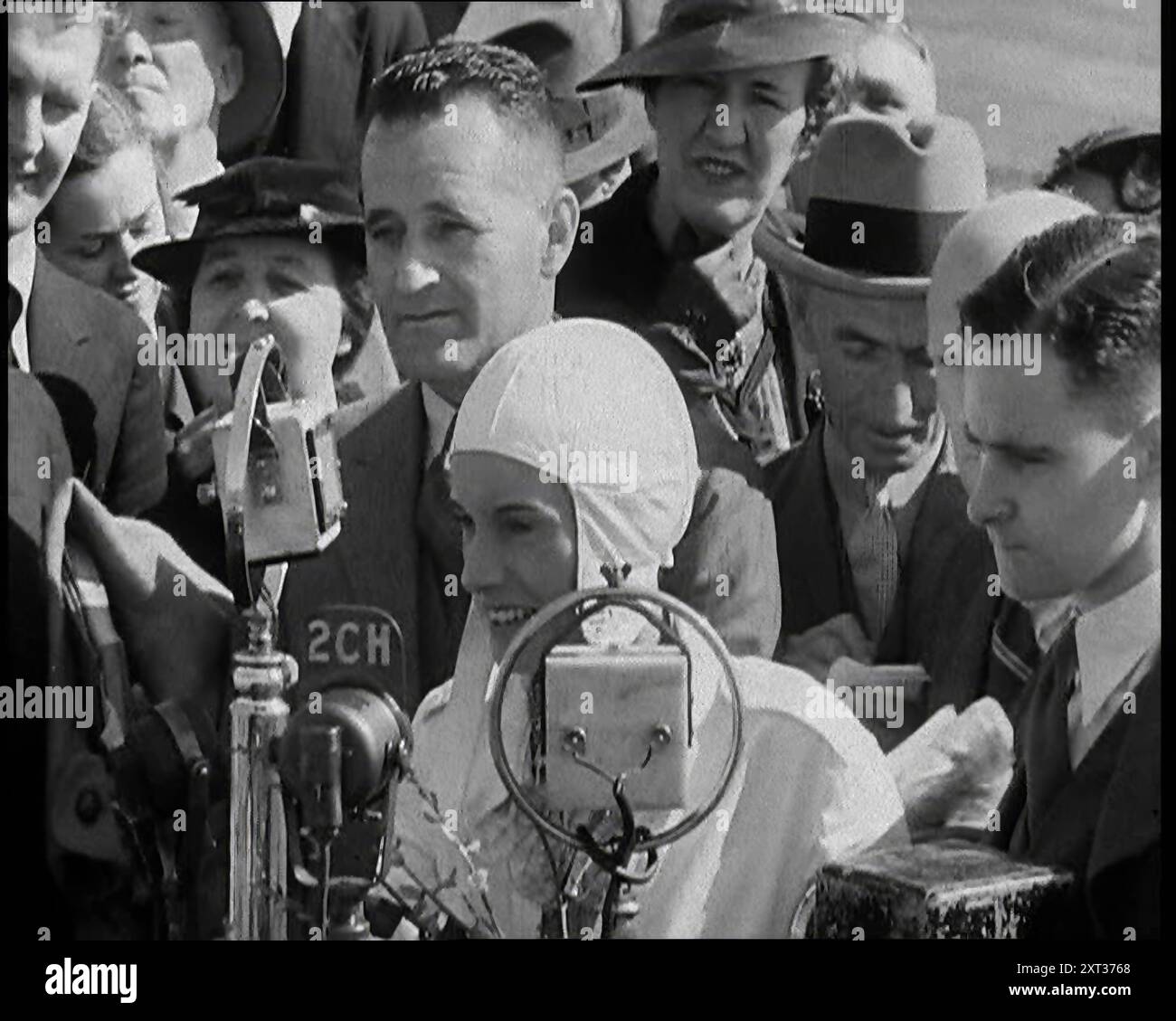 Jean Batten prononçant un discours, années 1930 De "Time to Remember - Some People in the Thirties", années 1930 (Reel 2) ; film documentaire sur les années 1930, mettant l'accent sur les personnages célèbres de l'époque. Banque D'Images