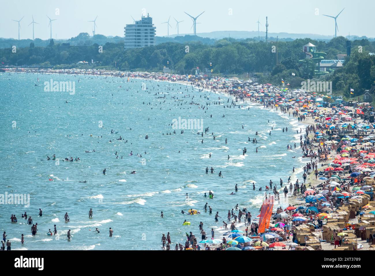 Voller Sommerstrand in Scharbeutz Das Bild zeigt einen vollen Strand in Scharbeutz an der Ostseeküste an einem sonnigen heißen Sommertag. Der Strand ist dicht besetzt mit Strandkörben, bunten Sonnenschirmen und zahlreichen Badegästen, die das warme Wetter genießen. IM Wasser tummeln sich Menschen, die schwimmen oder einfach im seichten Wasser stehen. An vielen Orten in Deutschland könnte es heute der bislang heißeste Tag des Jahres werden. Scharbeutz Schleswig-Holstein Deutschland *** plage d'été complète à Scharbeutz L'image montre une plage complète à Scharbeutz sur la côte de la mer Baltique sur un chaud Banque D'Images