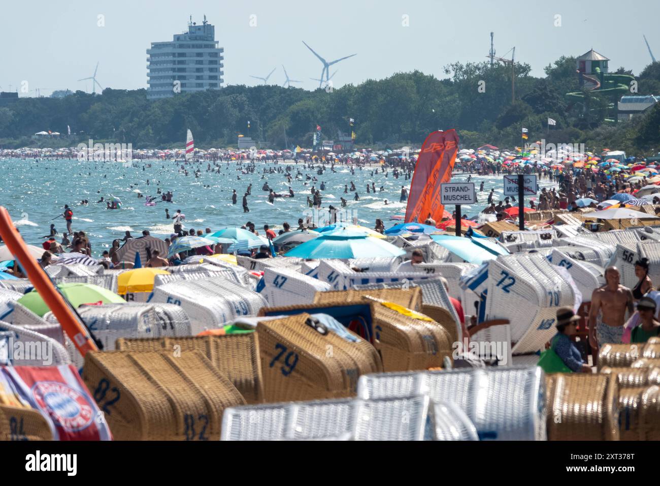 Voller Sommerstrand in Scharbeutz Das Bild zeigt einen vollen Strand in Scharbeutz an der Ostseeküste an einem sonnigen heißen Sommertag. Der Strand ist dicht besetzt mit Strandkörben, bunten Sonnenschirmen und zahlreichen Badegästen, die das warme Wetter genießen. IM Wasser tummeln sich Menschen, die schwimmen oder einfach im seichten Wasser stehen. An vielen Orten in Deutschland könnte es heute der bislang heißeste Tag des Jahres werden. Scharbeutz Schleswig-Holstein Deutschland *** plage d'été complète à Scharbeutz L'image montre une plage complète à Scharbeutz sur la côte de la mer Baltique sur un chaud Banque D'Images