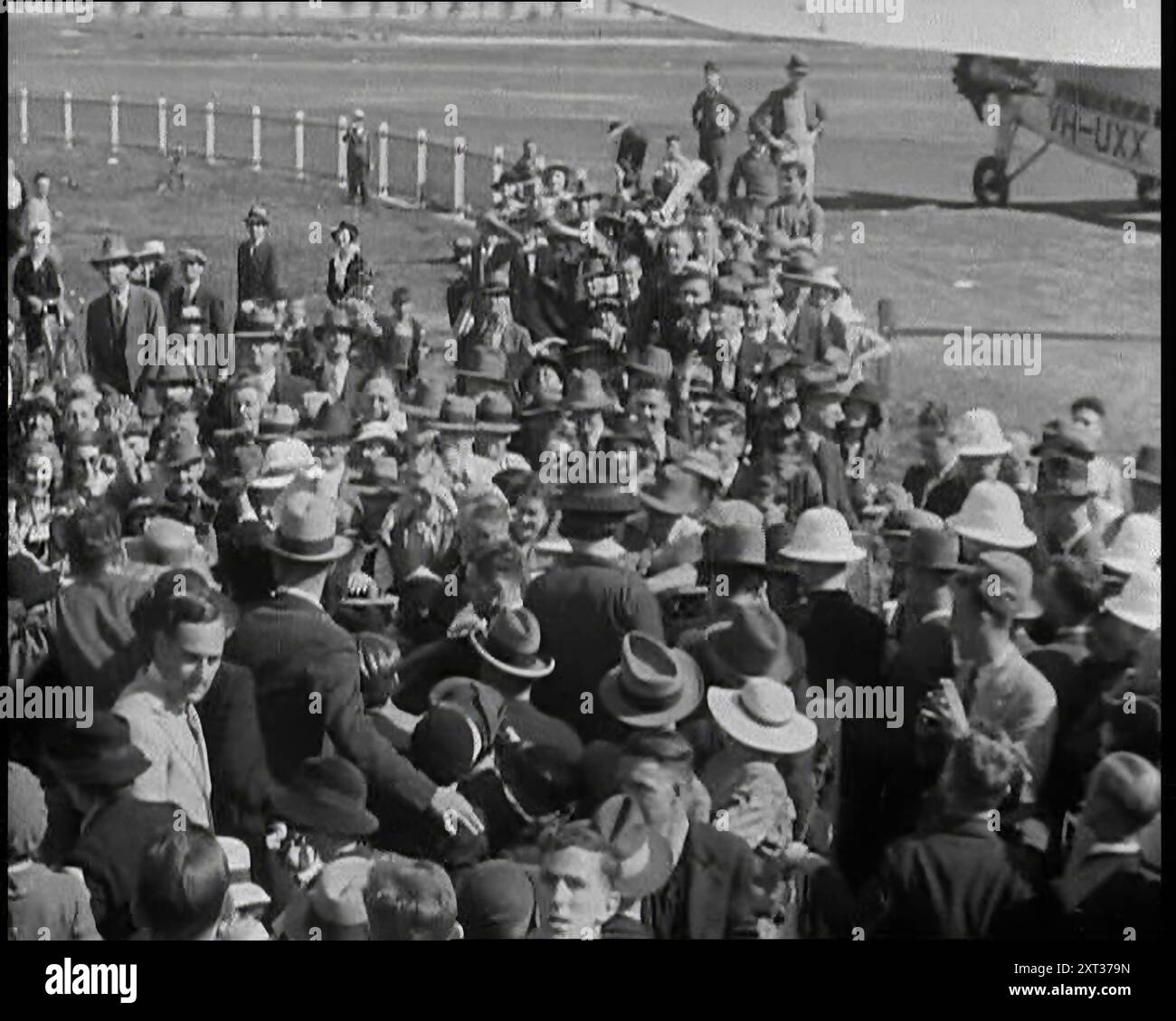 Jean Batten marchant dans une foule, années 1930 De "Time to Remember - Some People in the Thirties", années 1930 (Reel 2) ; film documentaire sur les années 1930, mettant l'accent sur les personnages célèbres de l'époque. Banque D'Images