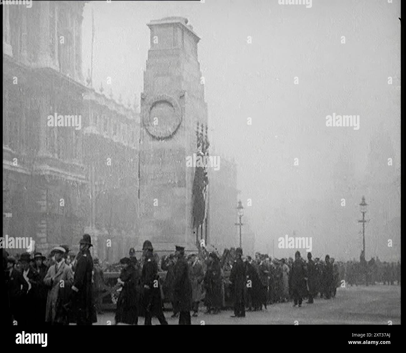 Foules de gens déposant devant le cénotaphe, années 1920 Londres - se souvenir des morts de la première Guerre mondiale. De "Time to Remember - came the Dawn", 1925 (Reel 2) ; aperçu de l'industrie cinématographique britannique des années 1920 - extraits de grands films muets et de nouvelles. Banque D'Images
