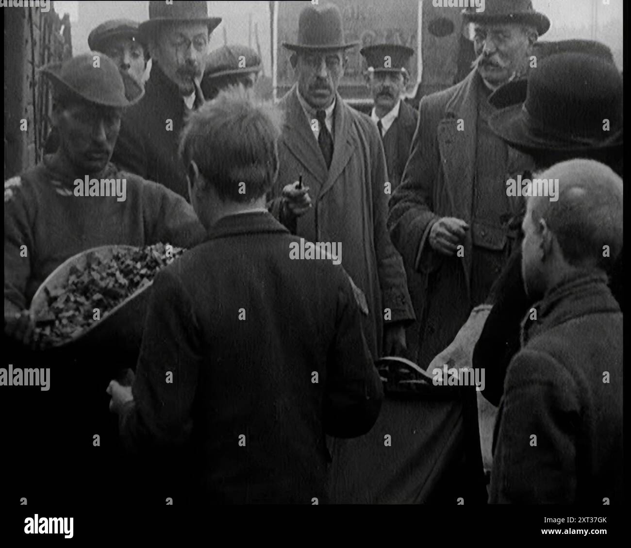 Un groupe de personnes en attente de recevoir une mesure de charbon, 1924. De "Time to Remember - A Trip to Europe", 1924 (bobine 4) ; un regard sur la vie politique et sociale en Europe et au-delà en 1924. Banque D'Images