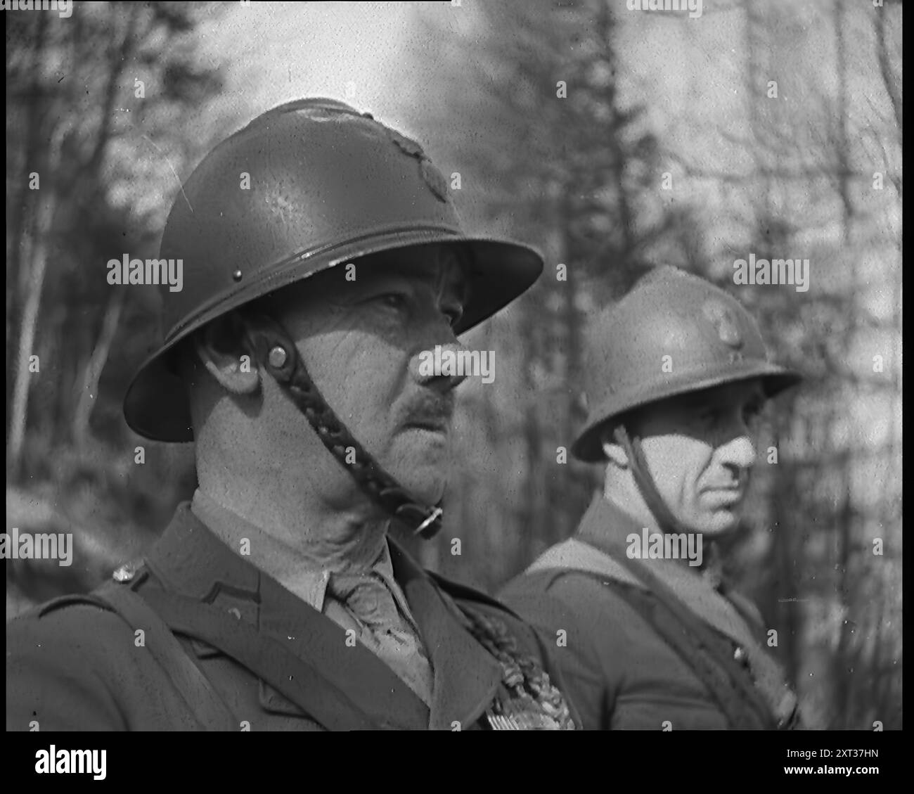 Soldats français sur une colline surplombant la ligne Maginot, 1940. Seconde Guerre mondiale. Tiré de "Time to Remember - Run Rabbit Run", 1940 ( bobine 1) ; film documentaire sur les événements des premiers mois de 1940. Banque D'Images