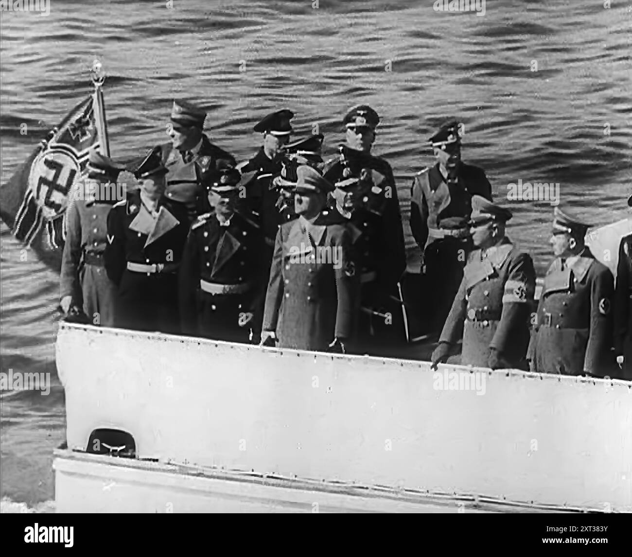 Adolf Hitler avec des officiers, 1943. Extrait de "Time to Remember - Struggle for A Planet", 1943 ( Reel 3) ; film documentaire sur les événements de 1943, en particulier la bataille de l'Atlantique. Banque D'Images