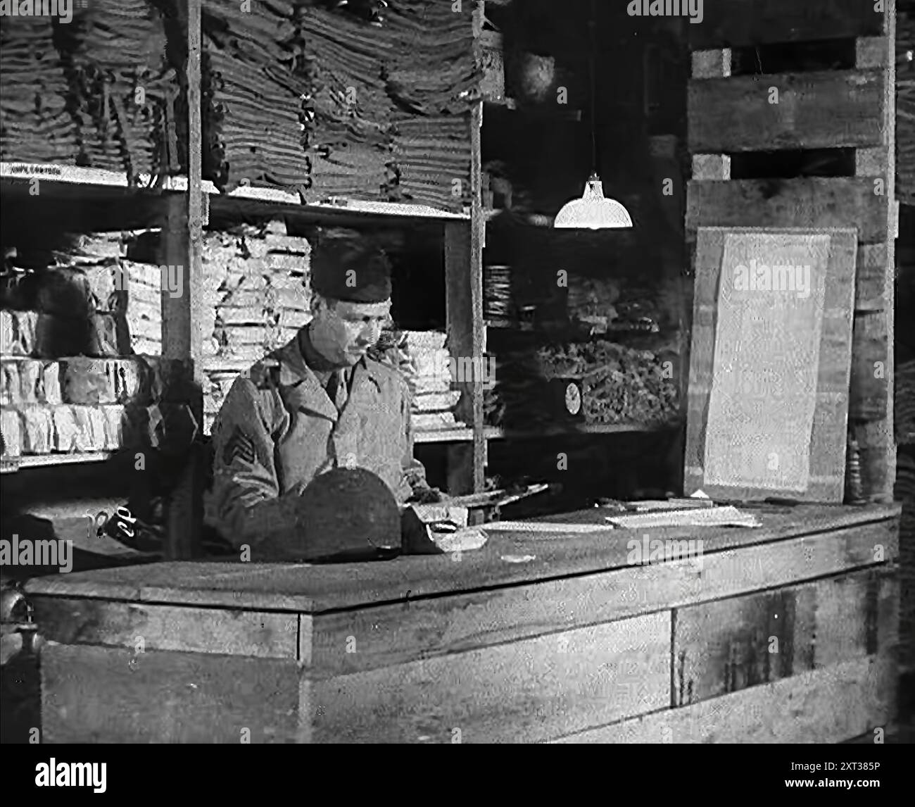 An American Store Keeper Logging stocks of Supplies at a Storage Facility in American Airfield in England, 1943-1944. De "Time to Remember - Round the Clock", 1943 - 1944 ( bobine 1) ; film documentaire sur les événements de 1943-1944, principalement des missions de bombardement au-dessus de l'Europe. Banque D'Images