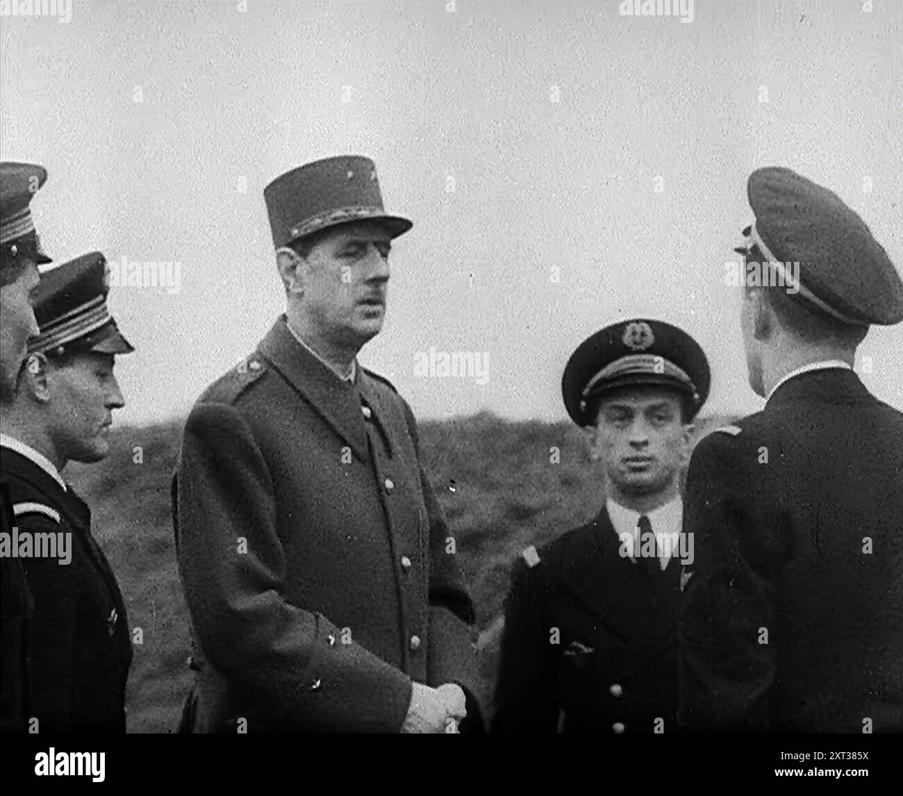 Charles de Gaulle inspectant un pilote français libre, 1942. La Grande-Bretagne pendant la seconde Guerre mondiale. 'Pour les Français libres sous de Gaulle,... l'exil. Se battre pour leurs patries de l'extérieur, au lieu de l'intérieur. De "Time to Remember - The End of the Beginning", 1942 ( Reel 2) ; film documentaire sur les événements de 1942 et l'entrée de l'Amérique dans la guerre. Banque D'Images