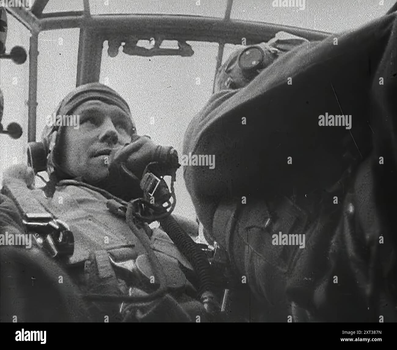 Deux pilotes de bombardier de la RAF, 1942. Seconde Guerre mondiale. « La Royal Air Force augmente chaque jour ses rangs et se renforce, augmentant chaque jour sa puissance pour riposter très fort... sur les côtes néerlandaises, le nez baissé et levé au-dessus de chaque digue, se précipitant à 0 pied pour rechercher les usines produisant des équipements pour les armées nazies ». De "Time to Remember - The End of the Beginning", 1942 (bobine 3) ; film documentaire sur les événements de 1942 et l'entrée de l'Amérique dans la guerre. Banque D'Images