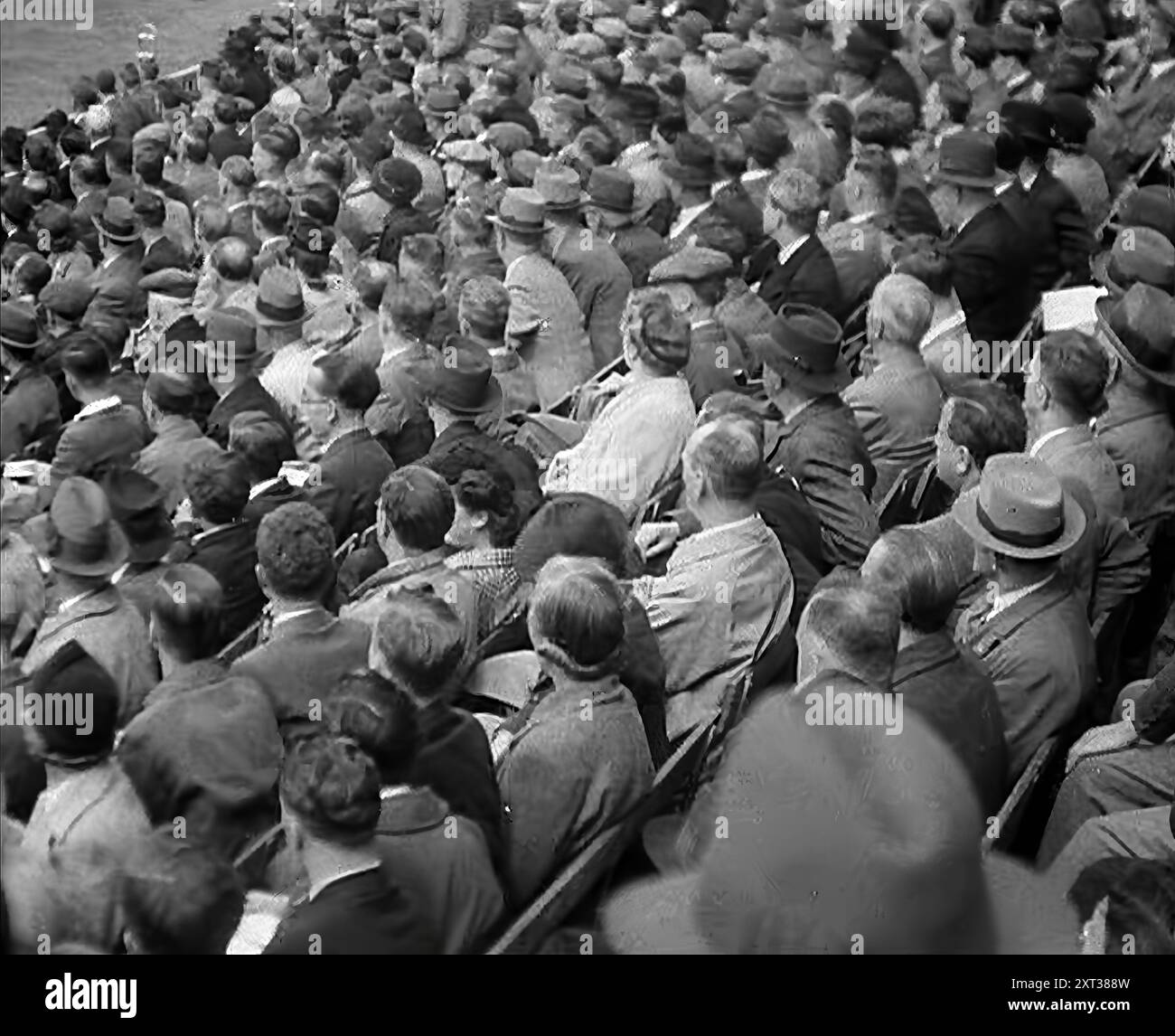 Foules britanniques regardant un match de cricket, 1943-1944. De "Time to Remember - Round the Clock", 1943 - 1944 ( bobine 1) ; film documentaire sur les événements de 1943-1944, principalement des missions de bombardement au-dessus de l'Europe. Banque D'Images