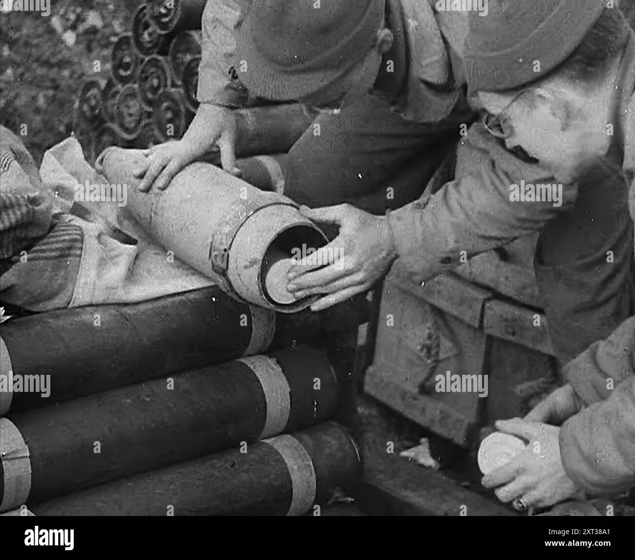 Soldats alliés chargeant des tracts, appelant l'ennemi à se rendre dans un obus d'artillerie, 1944. De "Time to Remember - The Path to Rome", 1943 - 1944 (bobine 3) ; film documentaire sur les événements de 1943 et 1944 - la campagne italienne. Banque D'Images