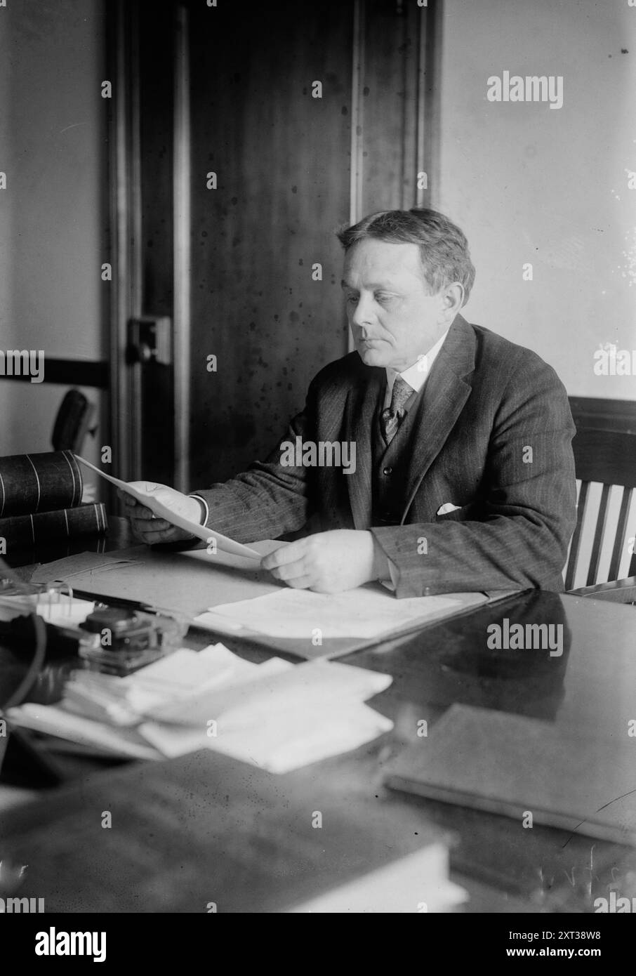 Dr James E. Walker, entre c1915 et c1920. Dr James E. Walker en 1917, assis à son bureau. Walker a travaillé comme représentant de l'évangéliste Billy Sunday à Washington. Banque D'Images