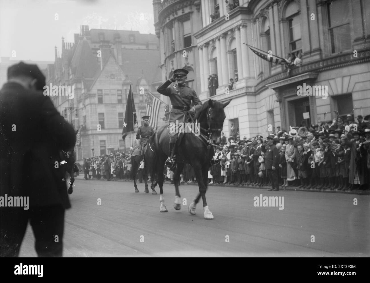 Général Pershing, 1919. Montre le général John J. Pershing à cheval à la tête des vétérans de la première Guerre mondiale lors d'un défilé à New York. Banque D'Images