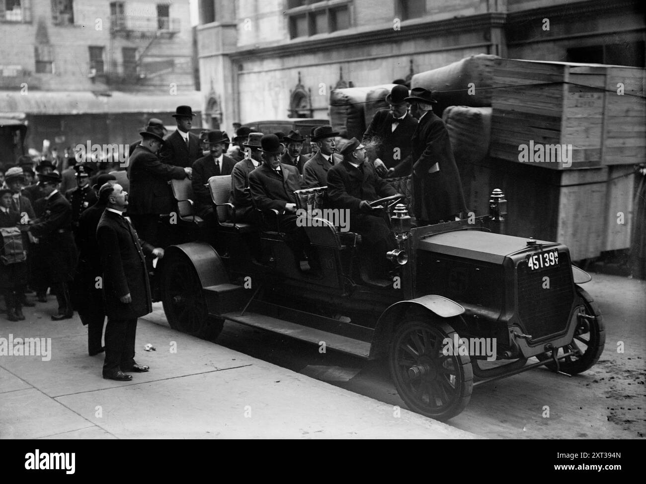 Jury des hommes armés, [N.Y.], 1912. Montre "le jury qui doit juger les hommes armés "Gyp the Blood" Horowitz, "Lefty Louie" Rosenberg, "Whitney" Lewis, et "Dago Frank" Cirofici dans le mandat extraordinaire du juge Goff de la Cour suprême" pour le meurtre de Herman Rosenthal. Banque D'Images