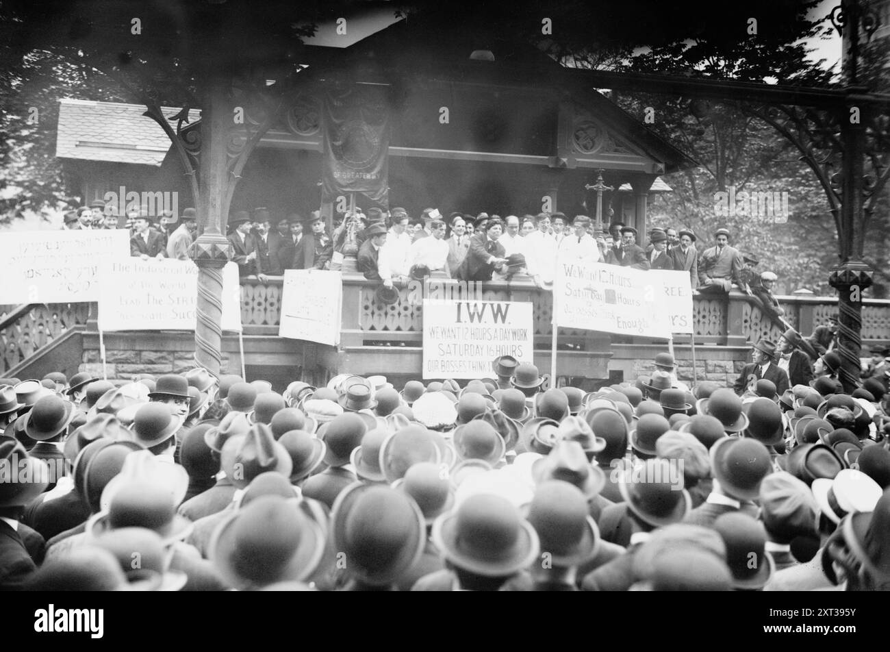 J.J. Ettor s'adressant à des barbiers en grève, Union Square, N.Y., 1913. Montre le leader travailliste Joseph James Ettor (1886-1948) s'exprimant lors de la grève des barbiers de Brooklyn de 1913, Union Square, New York City. Banque D'Images