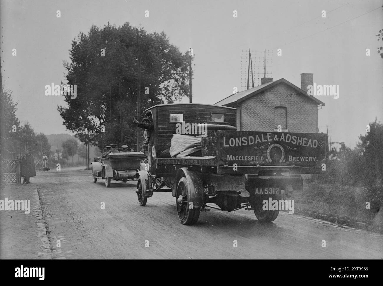 Autos britanniques avec canon en France, entre c1914 et c1915. Montre un camion avec un panneau "Landsdale & amp ; Adshead, Macclesfield Brewery" qui transporte un canon pendant la première Guerre mondiale en France. Banque D'Images