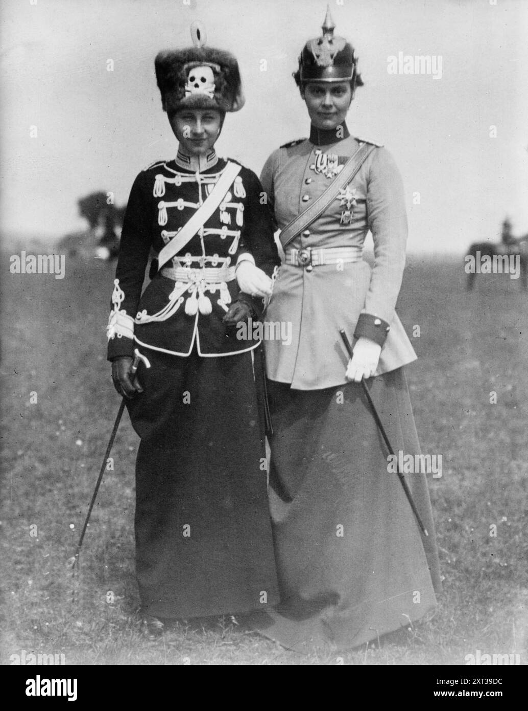 Duchesse Brunswick & amp ; princesse héritière Cecilie, entre c1910 et c1915. Montre la princesse héritière Cecilie Auguste Marie de Mecklembourg-Schwerin (1886-1954), épouse du prince héritier allemand William (à droite) portant son uniforme de régiment Dragoon et Victoria Louise de Prusse (la duchesse de Brunswick) en uniforme de son propre régiment de Hussards. Banque D'Images