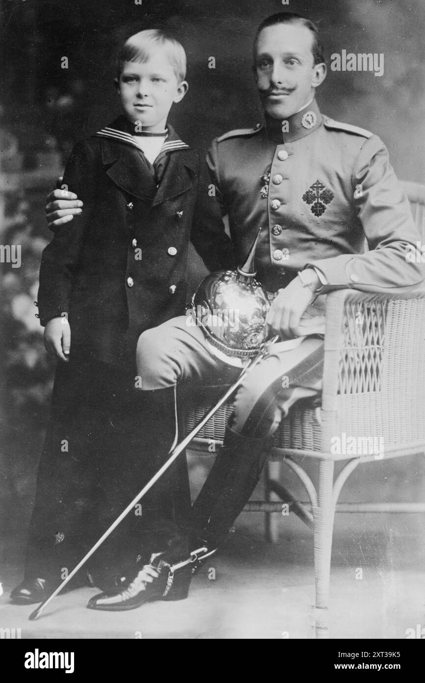 Roi et prince héritier d'Espagne, 1915, 1915. Montre Alphonse XIII (1886-1941), roi d'Espagne de 1886 à 1931 avec son fils Alphonse, prince des Asturies (1907-1938). Banque D'Images