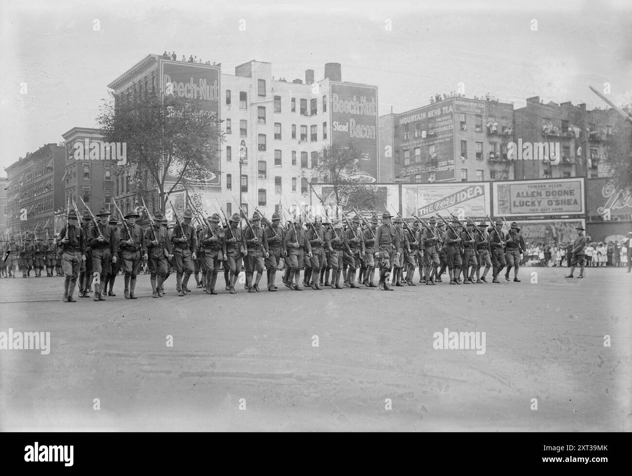 22e ingénieurs, 1917. Montre le 22nd Engineers lors d'un défilé de la 27th Division (Garde nationale de New York) le 30 août 1917 à New York. Banque D'Images