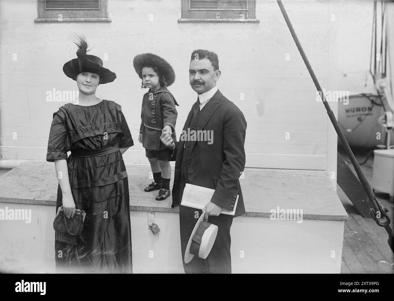 Aaron Saenz, entre c1915 et c1920. Montre le politicien mexicain Aaro&#xb4;n sa&#xb4;enz Garza (1891-1983) avec sa femme et son enfant. Banque D'Images