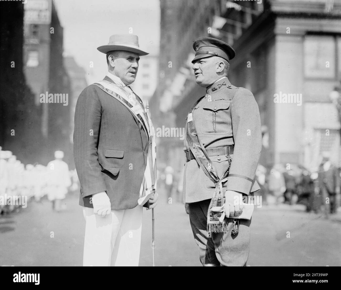 Col. E.C. Young, Col. Milton J. Forman, Chicago, 1916. Les photographies montrent Col. Milton J. Forman, commandant de la première cavalerie de l'Illinois et vétéran de la guerre hispano-américaine à la Convention nationale républicaine de Chicago. Banque D'Images