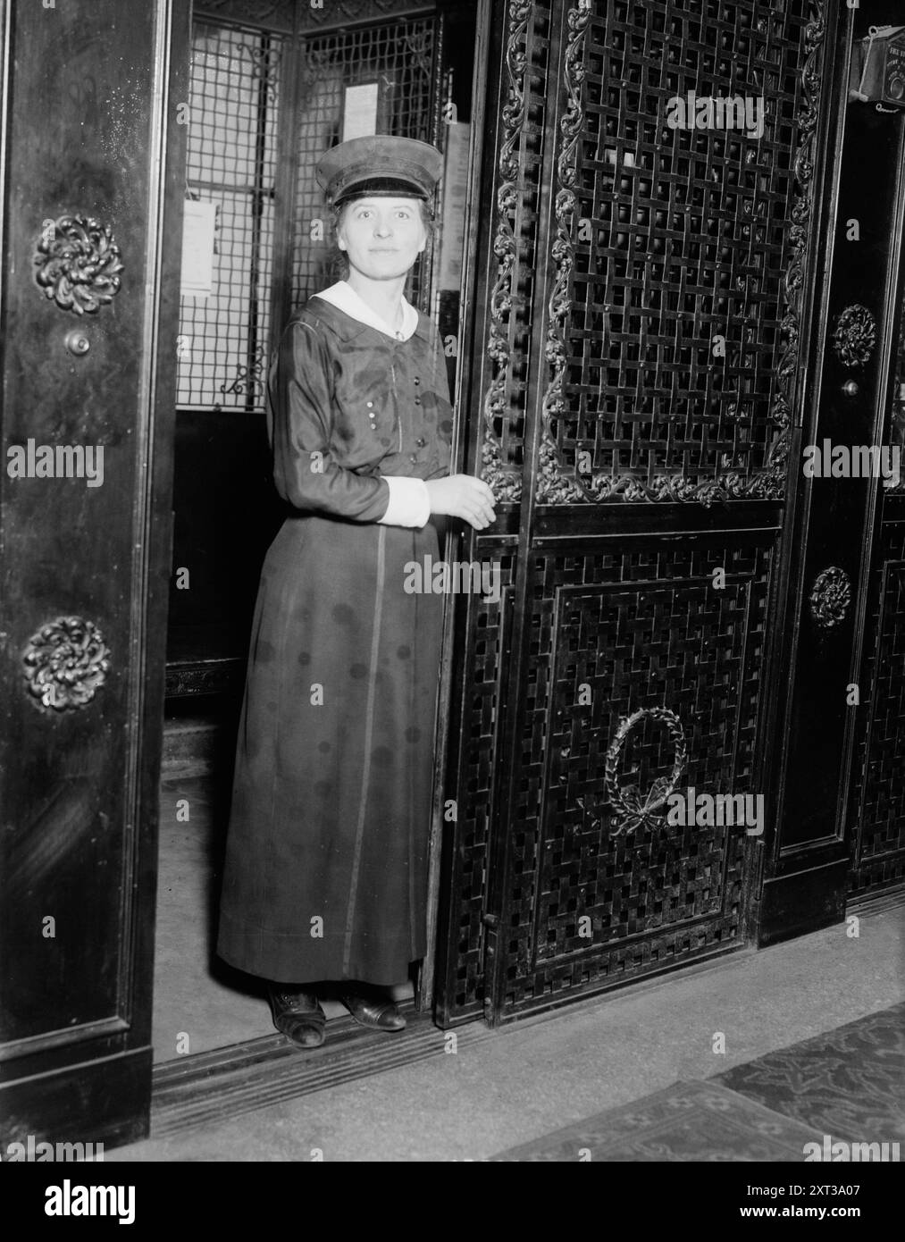 Fille d'ascenseur, Martha Washington Hotel, entre c1915 et c1920. Montre une femme conduisant un ascenseur à l'hôtel Martha Washington, 129 East 29th Street, New York City. Banque D'Images