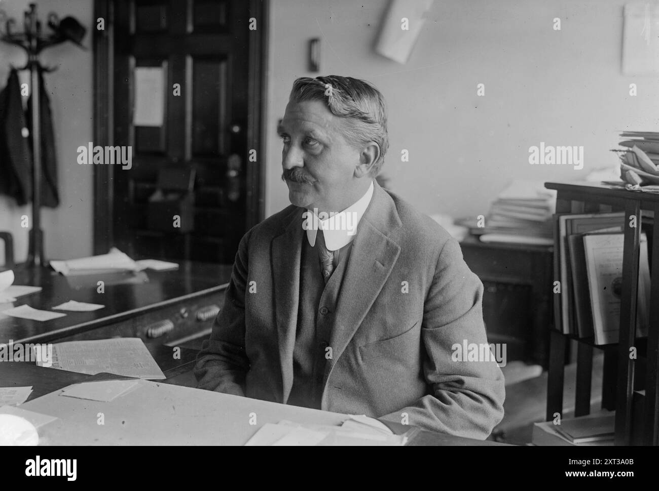 Dr. Otto Schultze, 1917. Montre Dr. Otto H. Schultze, un médecin du bureau du coroner de New York qui était un expert dans l'affaire du meurtre de Maude King en 1917. Maude King, la veuve d'un riche bûcheron, était devenue la proie d'un escroc en Europe. Son défunt mari lui avait laissé 100 000 $, le reste de sa succession de 3 millions de dollars étant destiné à des œuvres de charité. Gaston Means, un détective privé américain, s'est ingratifié dans la vie de King&#x2019;s, l'aidant dans ses affaires. Cependant, sous prétexte d'investir son argent, il a siphonné des centaines de milliers de dollars pour lui-même. Trag Banque D'Images