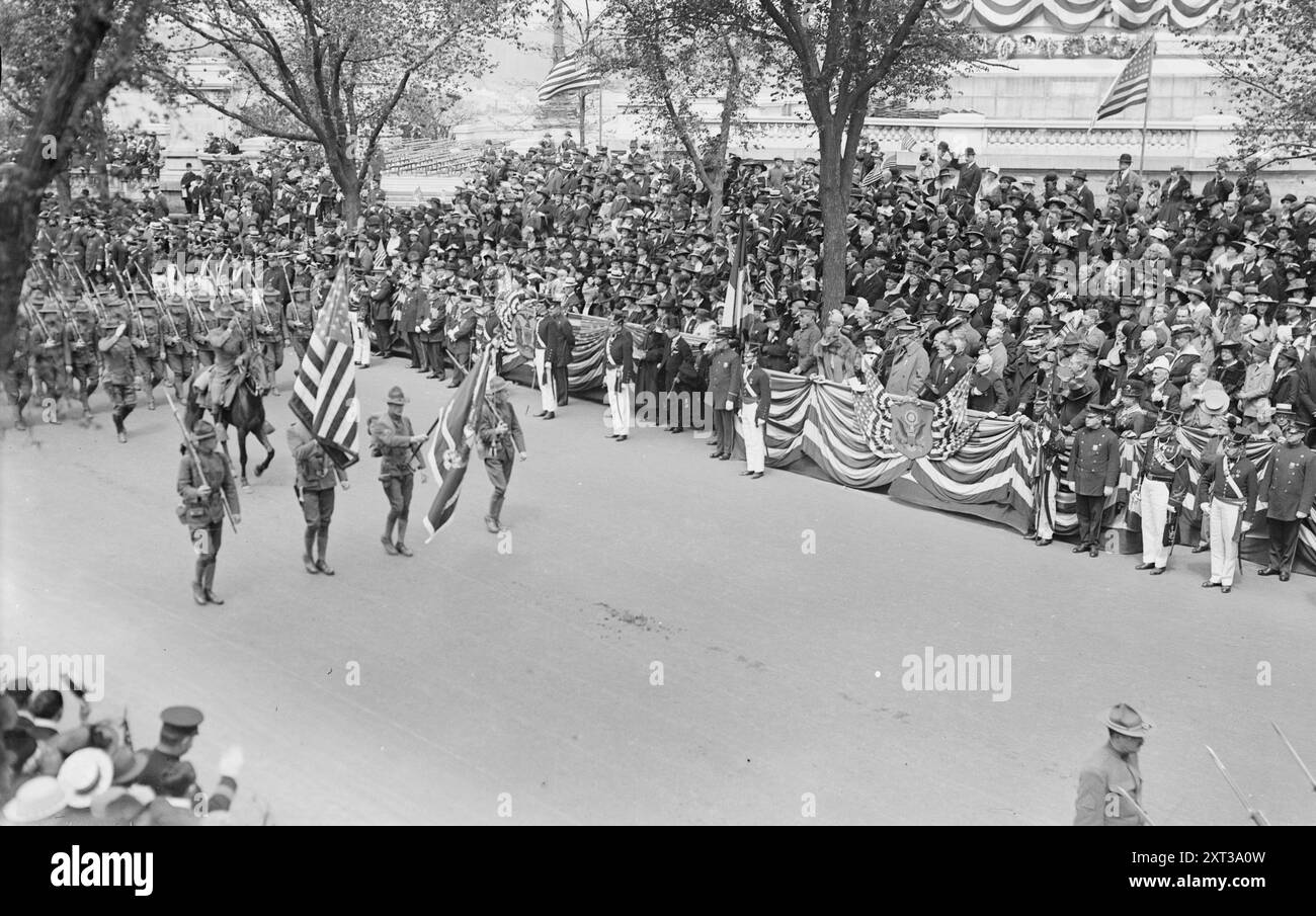 Journée de décoration, 1917. Spectacles les festivités du Memorial Day sur la Cinquième Avenue, au Soldiers' and Sailors' Monument à Riverside Park, New York, le 30 mai 1917. Banque D'Images