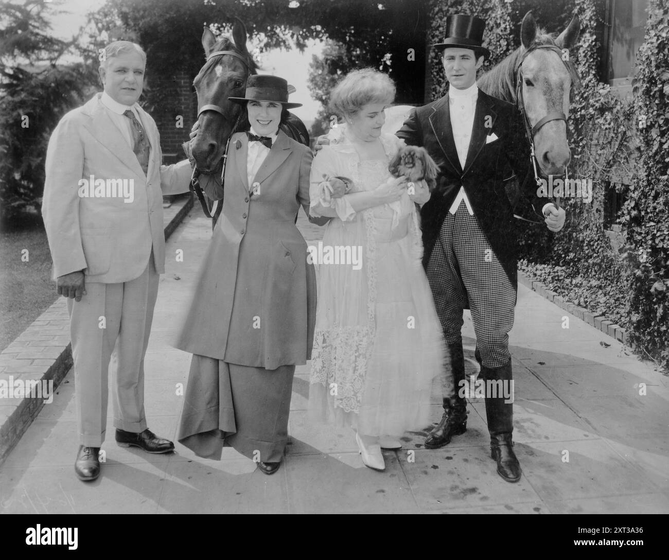 Geraldine Farrar avec Lou Tellegen, entre c1915 et c1920. Montre la chanteuse d'opéra soprano américaine Geraldine Farrar (1882-1967) avec son mari, acteur et scénariste Lou Tellegen (1881-1934) et probablement son père, Sidney Douglas "Sid" Farrar et sa mère, Henrietta (Barnes) Farrar. Sa mère tient un chien Pékin dans les bras. Banque D'Images