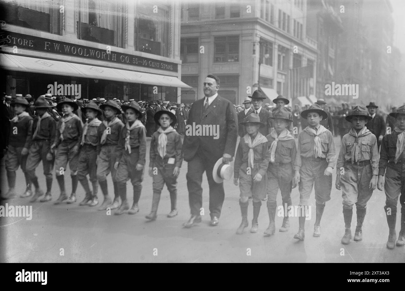 Big Bill Edwards & amp ; scouts, 1919. Montre le joueur de football William Hanford "Big Bill" Edwards (1877-1943) à un défilé pour aider les Boy Scouts à collecter des fonds et à obtenir de nouveaux membres. Banque D'Images
