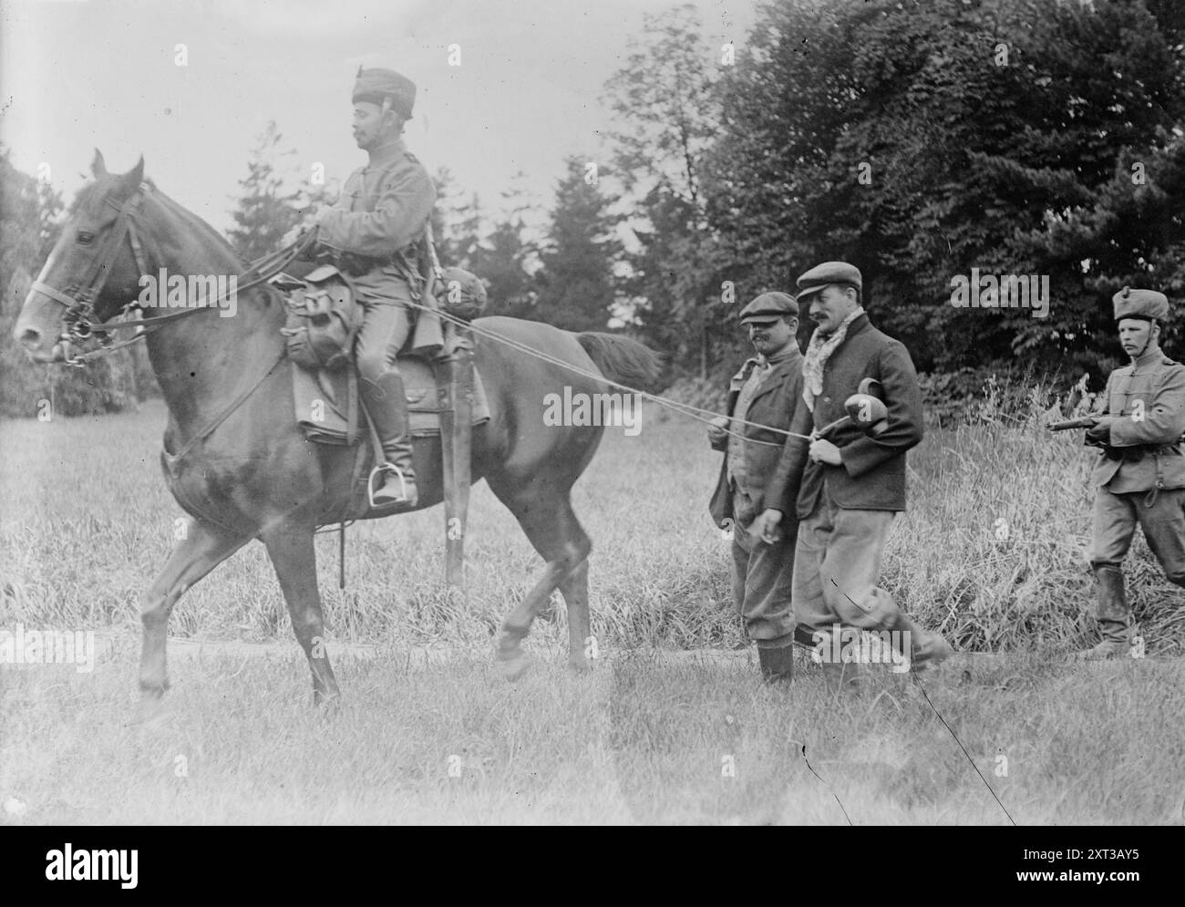 Franctireurs belges, prisonniers des hussards allemands, entre 1914 et 1915. Montre des résistants belges qui ont combattu contre l'occupation allemande pendant la première Guerre mondiale Banque D'Images