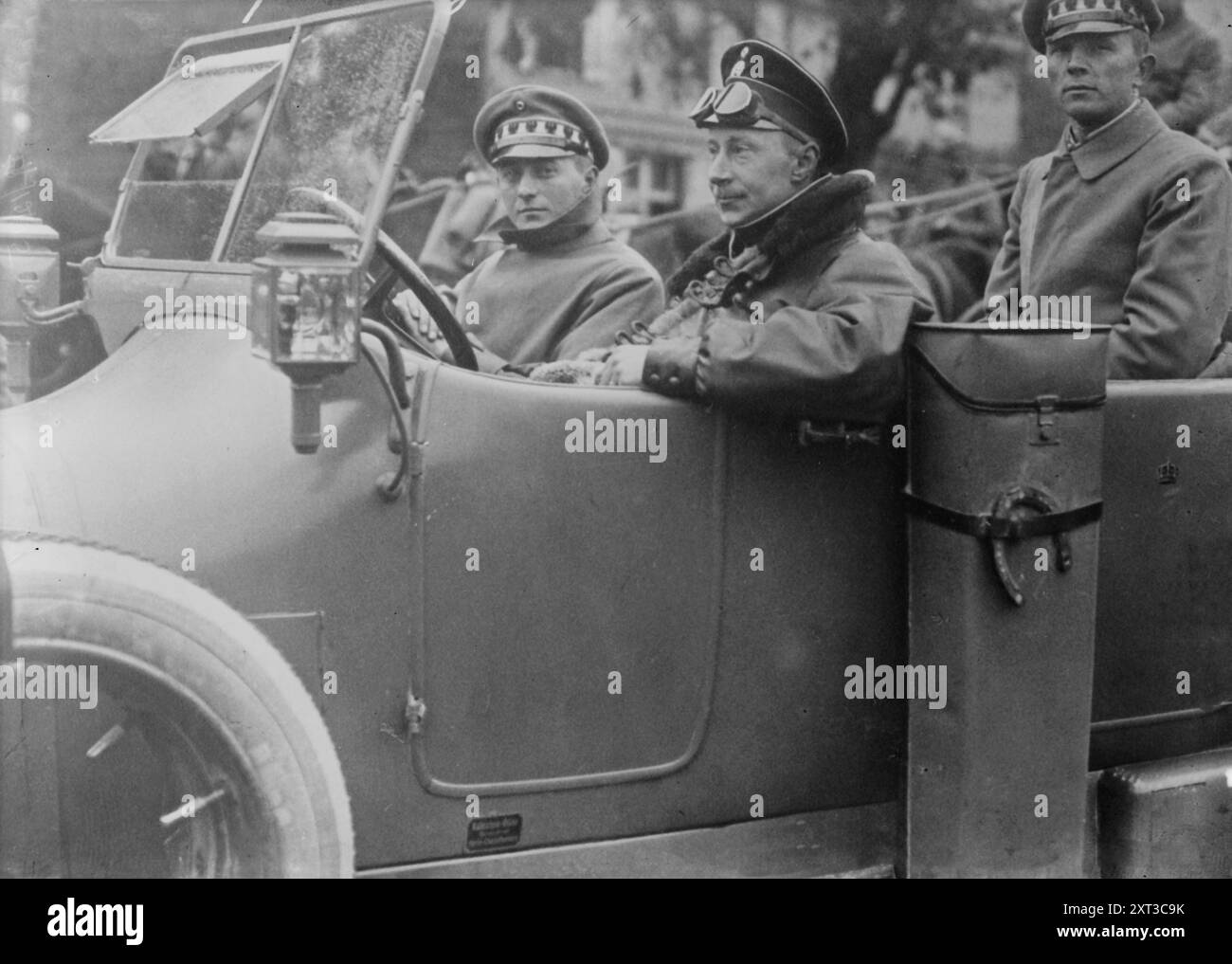 Guillaume, prince héritier de Prusse, 1915. Montre Guillaume (Wilhelm) (1882-1951) le dernier prince héritier du Royaume de Prusse et de l'Empire allemand, conduisant une automobile. Banque D'Images