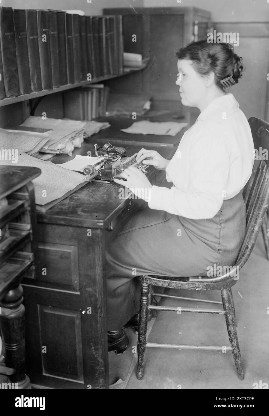 Kath. McGirr, sourd, muet &amp ; aveugle, entre c1910 et c1915. Montre Katherine "Katie" McGirr utilisant une machine à écrire pour transcrire des lettres écrites en braille. Banque D'Images