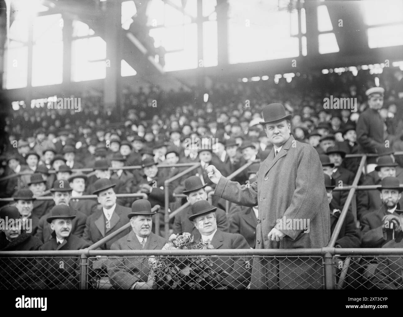 Gouverneur de Pennsylvanie John K. Tener à Ebbets Field (baseball), 1914. Le gouverneur de Pennsylvanie John Kinley Tener (1863-1946) lance la première balle du premier match de la saison à Ebbets Field, Brooklyn, New York, le 14 avril 1914. Banque D'Images