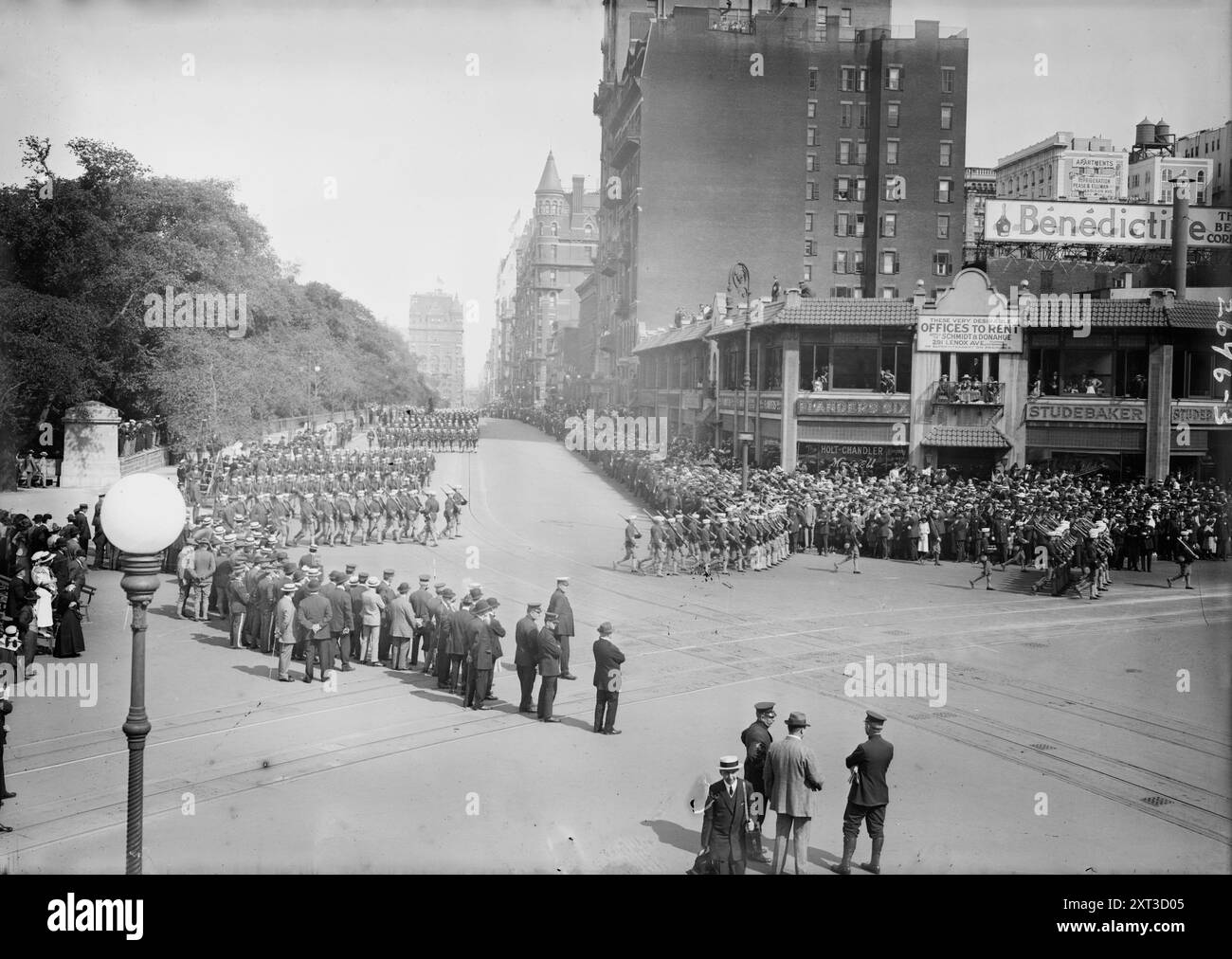 Défilé, Columbus Circle, entre c1910 et c1915. Une partie des festivités pour l'inauguration du monument national USS Maine à l'entrée de Merchants' Gate à Central Park. Banque D'Images