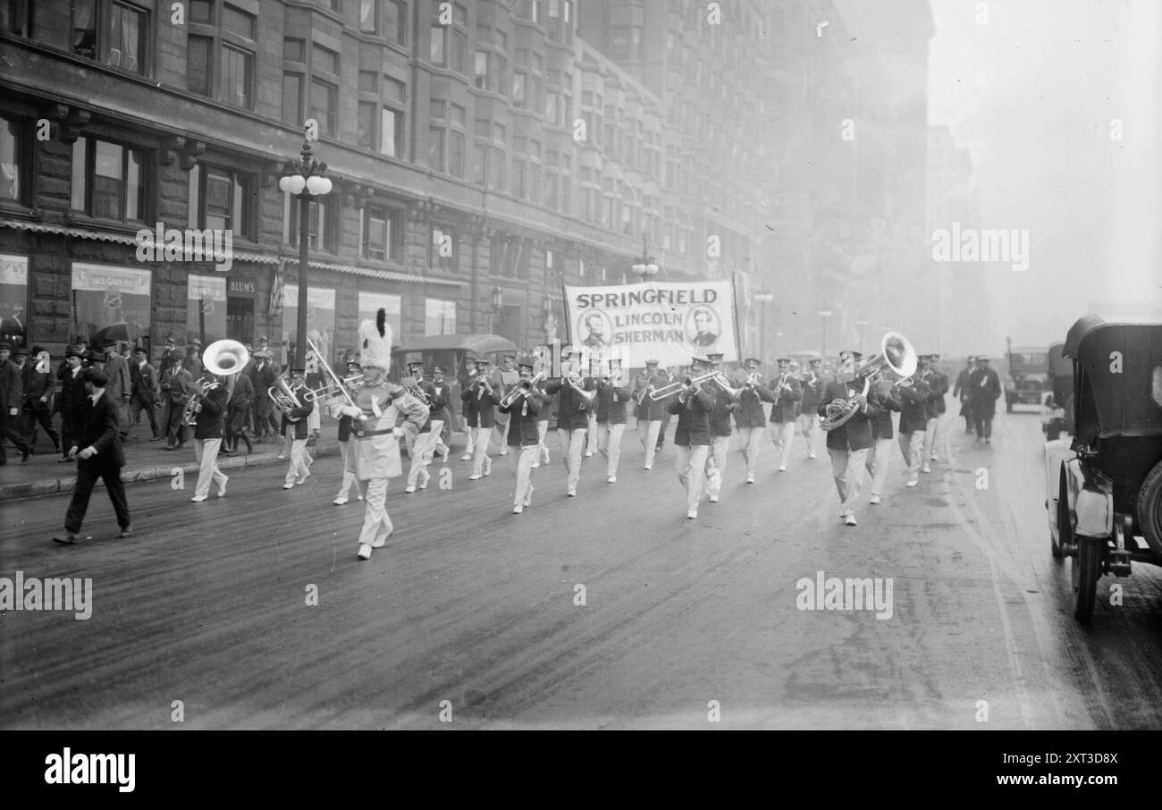 Sherman Boosters Parade, entre c1915 et c1920. Montre un défilé en soutien à la candidature du politicien républicain Lawrence Sherman à la présidence des États-Unis en 1916. Le défilé a peut-être eu lieu lors de la Convention nationale républicaine de 1916 qui a eu lieu à Chicago du 7 au 10 juin. Banque D'Images
