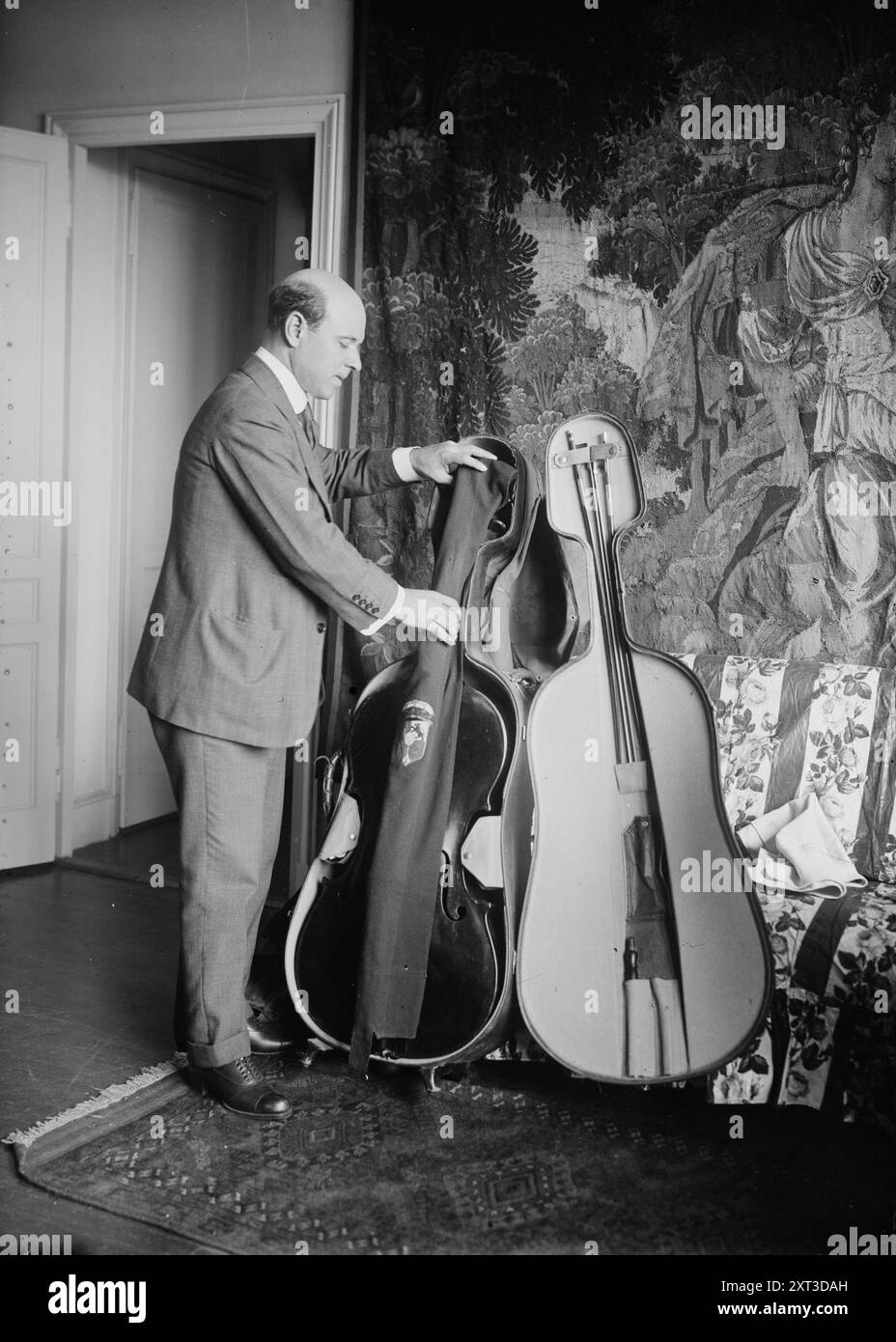 Casals, entre c1915 et c1920. Montre le violoncelliste espagnol Pablo Casals (1876-1973) avec son violoncelle. Banque D'Images