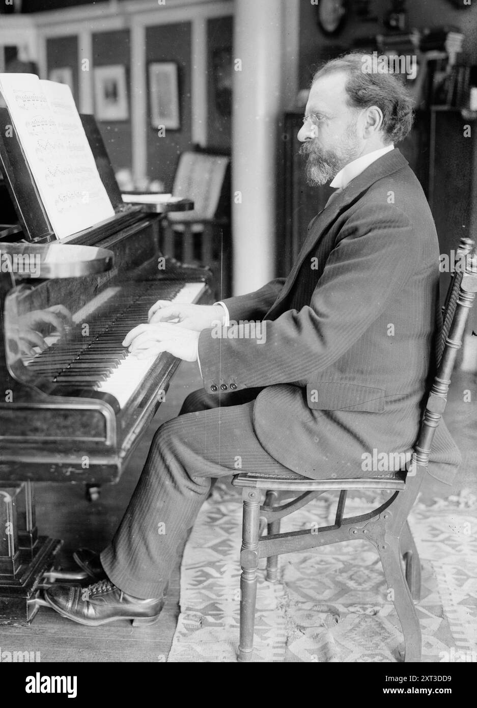 L. [i.e. Z] Stojowski [au piano], 1916. Spectacles Zygmunt Stojowski (1870-1946), pianiste et compositeur romantique polonais. Banque D'Images